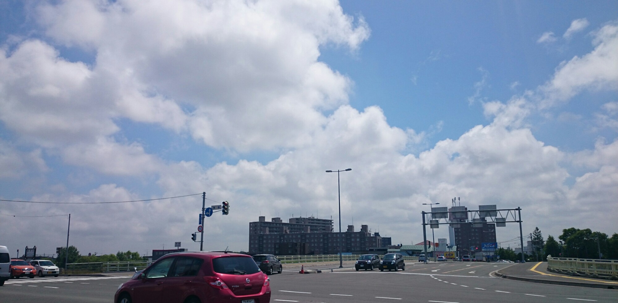札幌市東区北1条東14丁目の交差点付近。左手にマルハン。