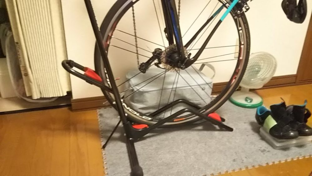 賃貸暮らしだからロードバイクの保管は縦置きスタンド ミノウラ Ds 800aki ブラック ディスプレイスタンド 使ってるよ サツロックバイシコー